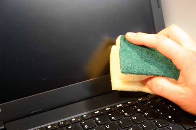 Sử dụng miếng mút xốp để vệ sinh màn hình laptop