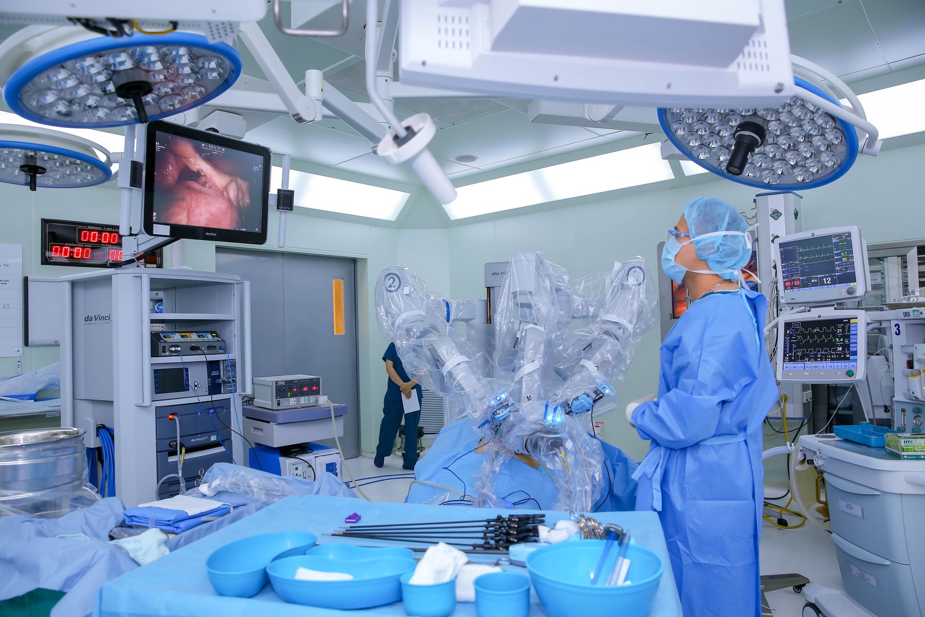 Phẫu thuật ung thư cổ tử cung cho bệnh nhân bằng robot Davinci