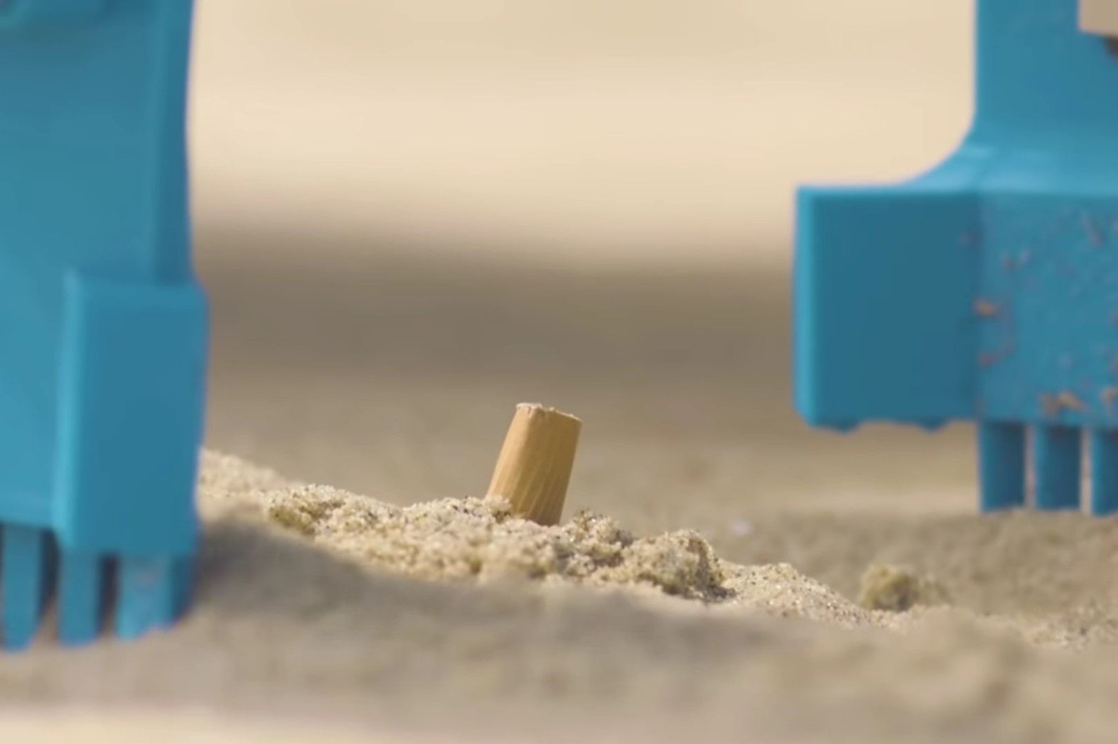 Robot BeachBot có khả năng tự hành và phát hiện đầu lọc thuốc lá