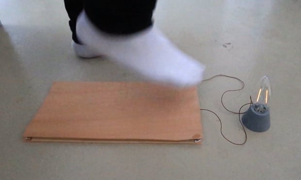 Cách hoạt động của sàn gỗ tạo ra điện