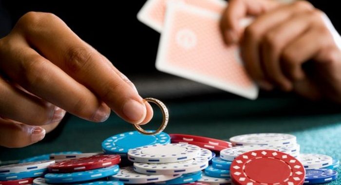 Bắt nhóm công nhân tụ tập đánh bạc bằng tiền hỗ trợ Covid